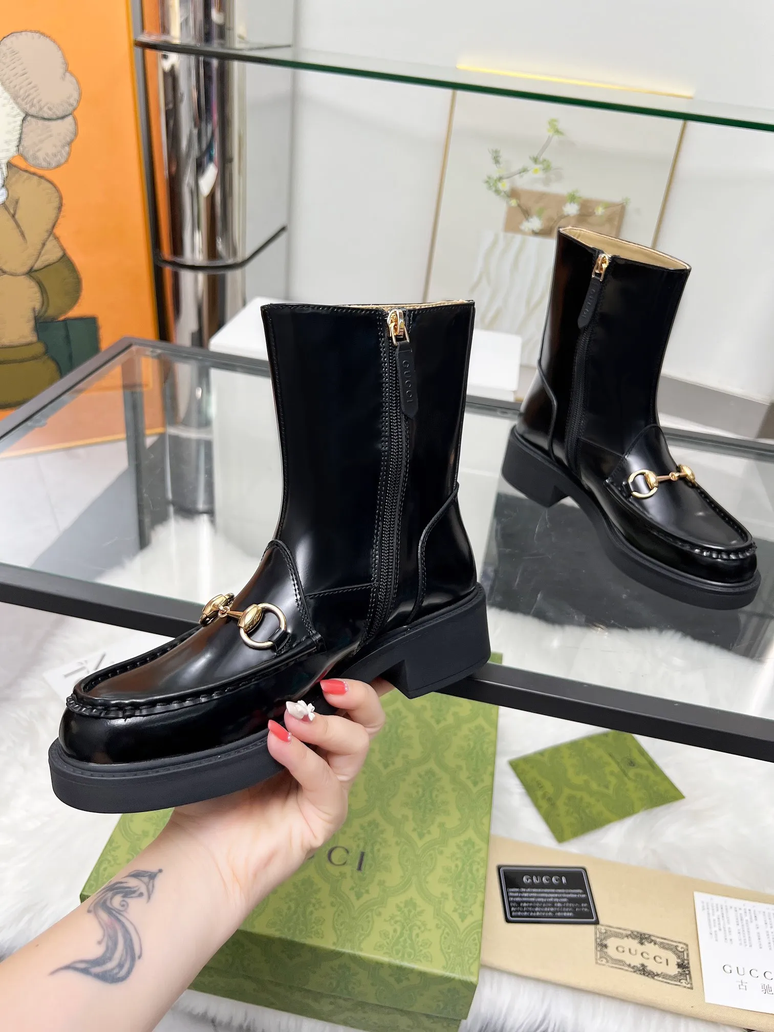 👟👟Ex-factory price 600👟👟 2025 latest version of Gucci GUCCI hot sale✅ 🎉Very easy to match👍Inner zipper design, easy to put on and take off 'Branded buckle Heel height: 6cm Fabric: Cowhide/open edge beads Inner/foot: apricot cowhide 🐂 Outsole PPU material Color: black Code number: 34-40. 34 and 41 42 need to be customized. Packaging: Comes with card and cloth bag.